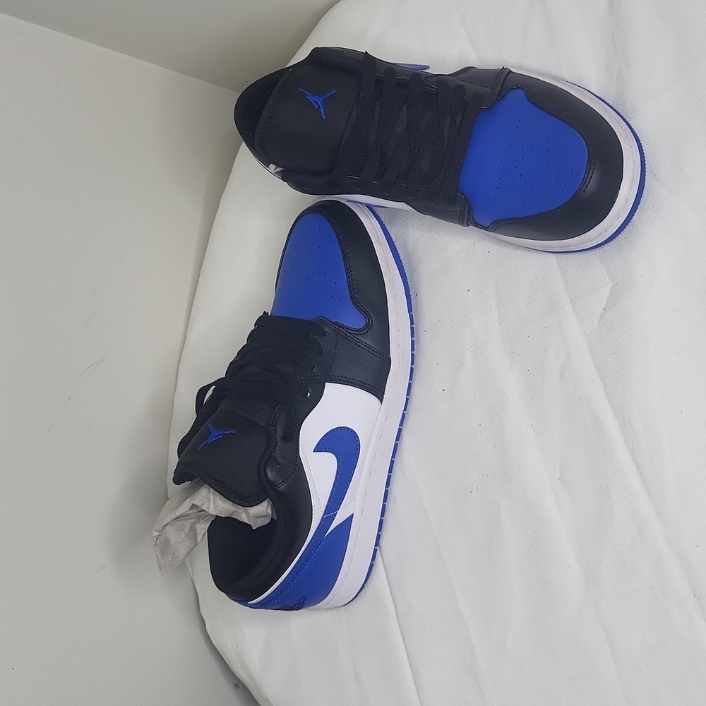 Sneakers - Picture 2 of 4